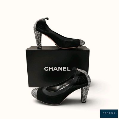 escarpins noirs Chanel avec des paillettes argentées et un coffret
