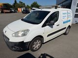 la camionnette blanche est garée sur le parking à l'extérieur du bâtiment
