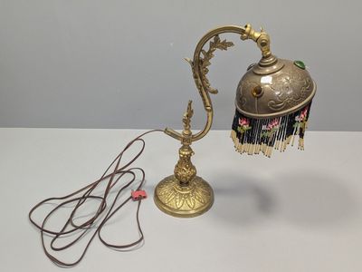 une lampe posée sur une table à côté d'un cordon