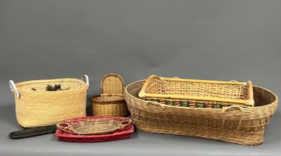 Deux paniers et un panier muni de poignées sont posés sur une table.