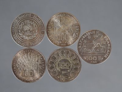 six pièces différentes sont disposées en cercle sur une surface grise