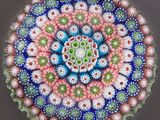une photo d'une plaque de verre ornée d'un motif floral