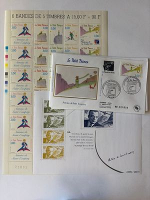 beaucoup de timbres accrochés au mur d'une pièce