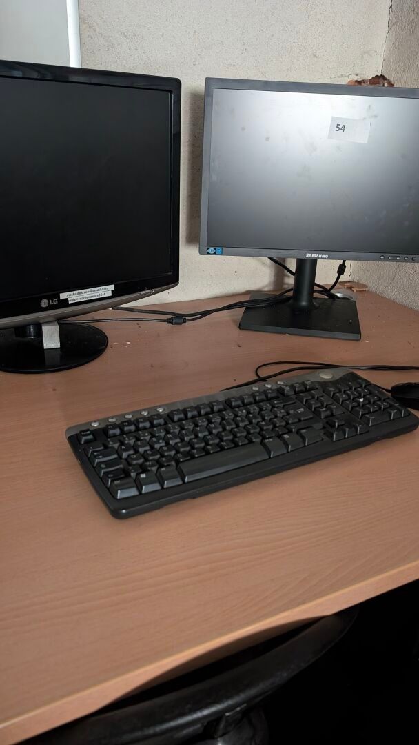 Dans le premier bureau :