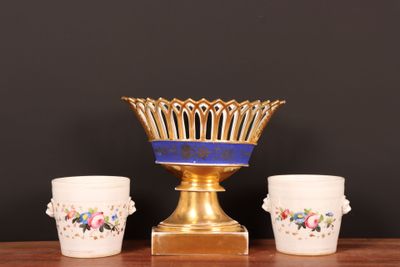 trois tasses posées sur une table à côté d'un vase doré