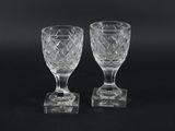 une paire de verres à pied en cristal sur fond noir