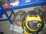 un aspirateur jaune et noir et un sac jaune et noir