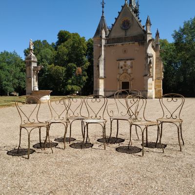 quatre chaises et une table devant un bâtiment