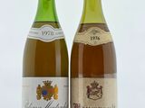 deux bouteilles de vin posées l'une à côté de l'autre sur une table