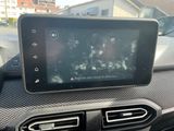 une tablette posée sur le tableau de bord d'une voiture, avec plusieurs personnes à l'intérieur