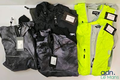 trois vestes et deux vestes encore étiquetées