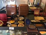 une vitrine en verre contenant divers objets