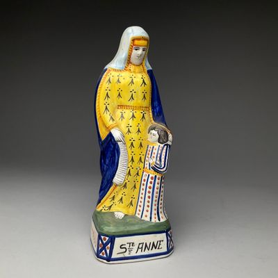 statue d'une femme tenant un livre entre ses mains