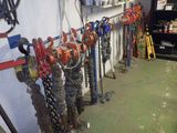 beaucoup de chaînes accrochées au mur du garage