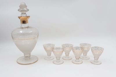 six verres et une carafe posés les uns à côté des autres