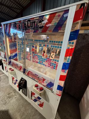 un gros plan sur une console de jeux dans un entrepôt