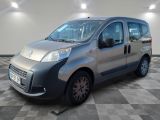 la petite camionnette argentée est garée sur un carrelage à carreaux