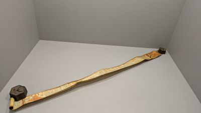 un bâton en bois posé sur une surface blanche