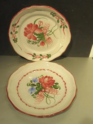 deux assiettes ornées de fleurs, posées sur une table