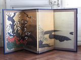 un paravent orné d'une peinture représentant des oiseaux et des fleurs