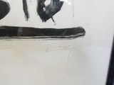 un dessin en noir et blanc représentant un oiseau perché sur un rebord de fenêtre