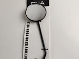 une photo en noir et blanc d'un miroir accroché à un mur blanc