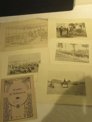 de nombreuses vieilles photos exposées sur la table