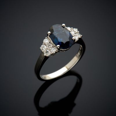 bague en saphir bleu et diamant sur fond noir