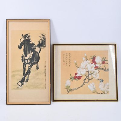 deux peintures chinoises encadrées représentant des chevaux et des fleurs sur fond blanc