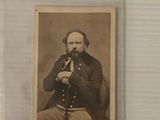 une vieille photo d'un homme tenant une pipe à la main