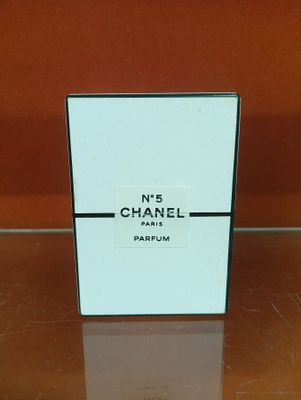 un flacon de parfum Chanel n° 5 posé sur une table