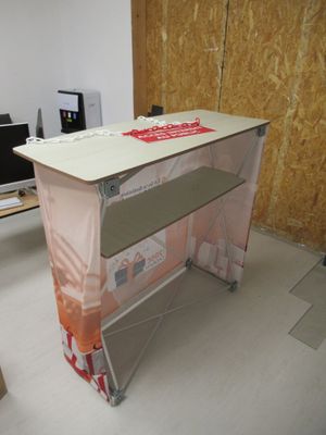une image représentant un espace de travail avec un bureau et un ordinateur