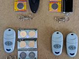 un grand nombre d'objets posés à même le sol