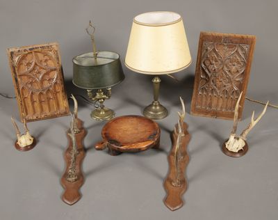 un grand nombre d'objets posés sur une table