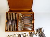 beaucoup de cuillères et de fourchettes dans une boîte en bois