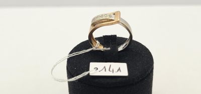 l'image d'une bague en or ornée d'un diamant