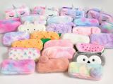 beaucoup de peluches posées sur une table