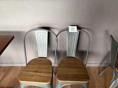 trois chaises placées les unes à côté des autres sur un plancher en bois