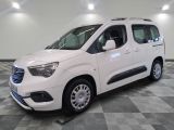 la camionnette blanche est garée sur un sol carrelé en damier