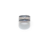 gros plan d'une bague en diamant et saphir sur une surface blanche