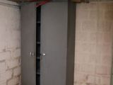une armoire métallique dans un coin de la pièce