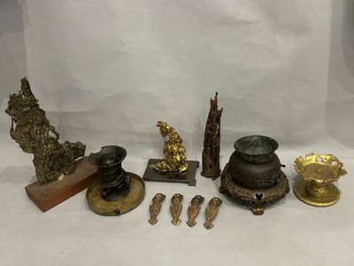 un grand nombre d'objets anciens qui se trouvent sur la table