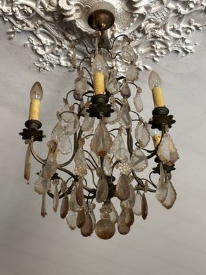 un lustre suspendu au plafond d'une pièce