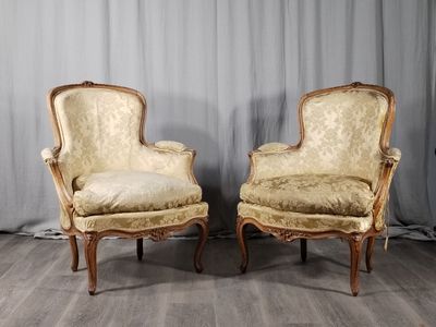 paire de fauteuils de style Louis XV français à accoudoirs rembourrés
