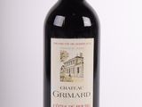 bouteille de vin rouge avec une étiquette blanche sur fond blanc