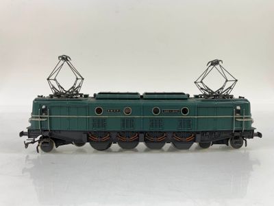 l'image d'un train vert sur un fond blanc