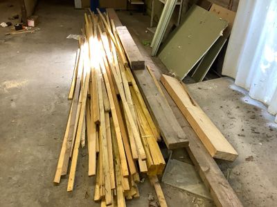 plusieurs pièces de bois sont empilées dans une pièce
