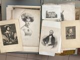 un tas de vieux livres posés sur une table