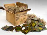une boîte en carton remplie de morceaux de verre de toutes sortes