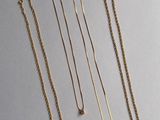 six paires de colliers en or et une paire de boucles d'oreilles